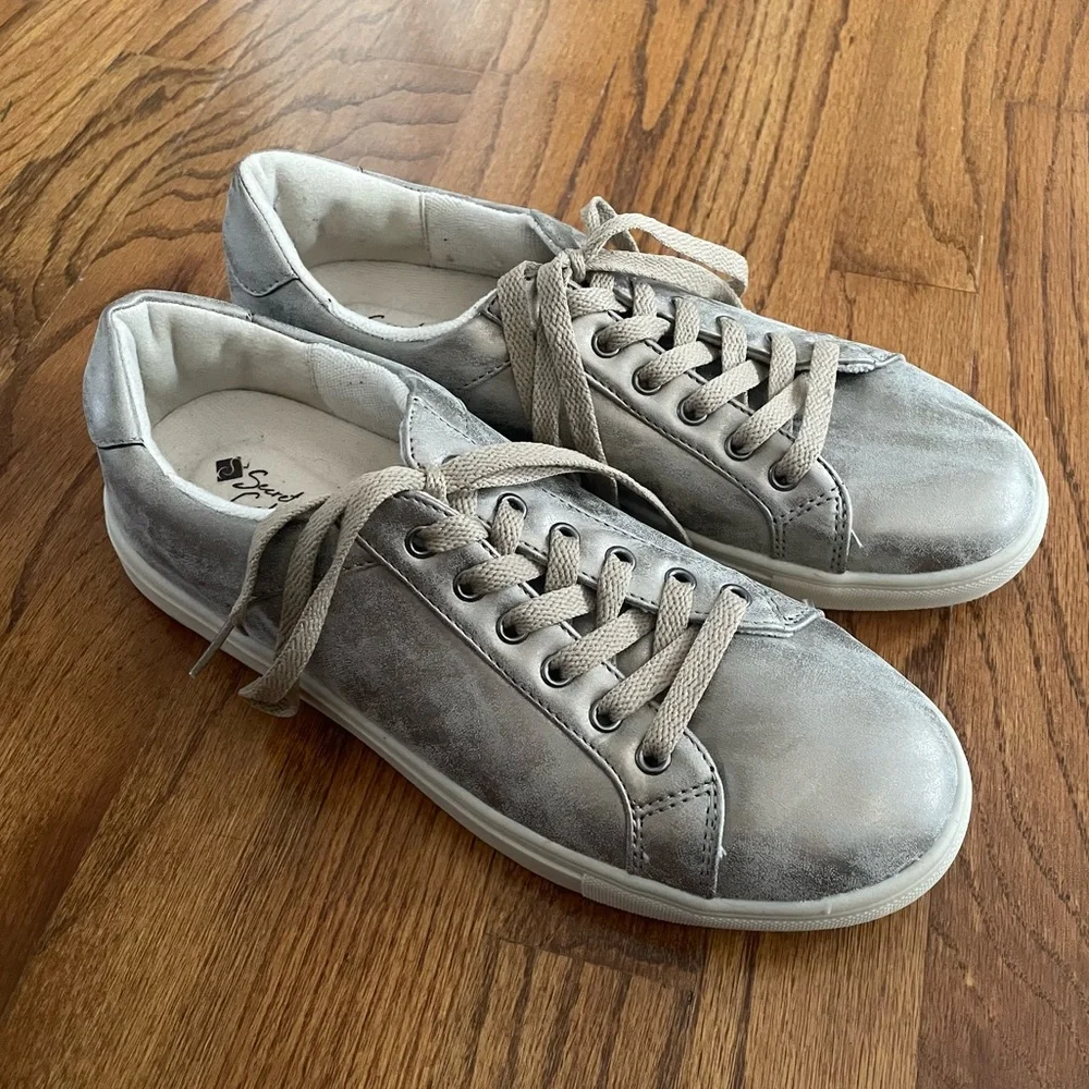 Secret Celebrity Felicity Metallic Gold Pearlized Taupe Sneakers Shoes Women’s 9